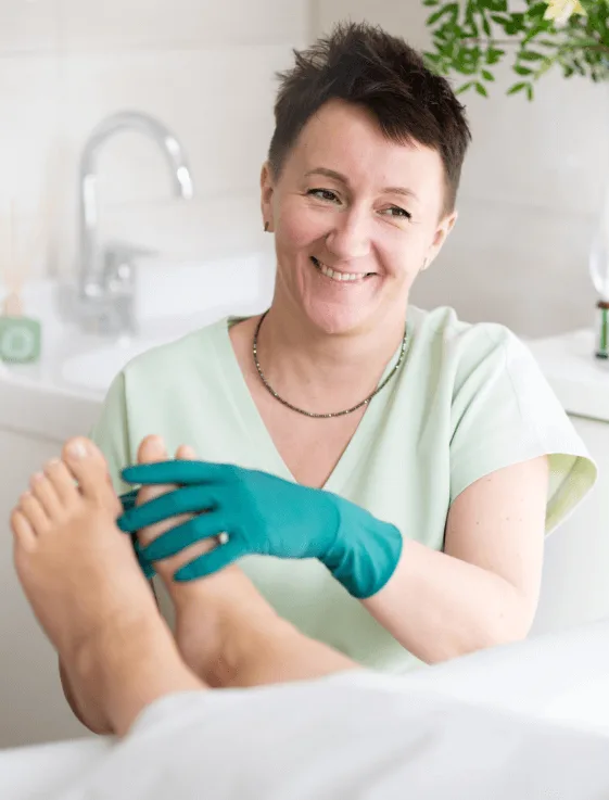 Ewelina Kałdowska podolog, uśmiechnięta przy pracy