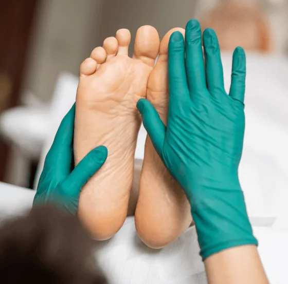 Ewelina Kałdowska przy pracy. Badanie podologiczne